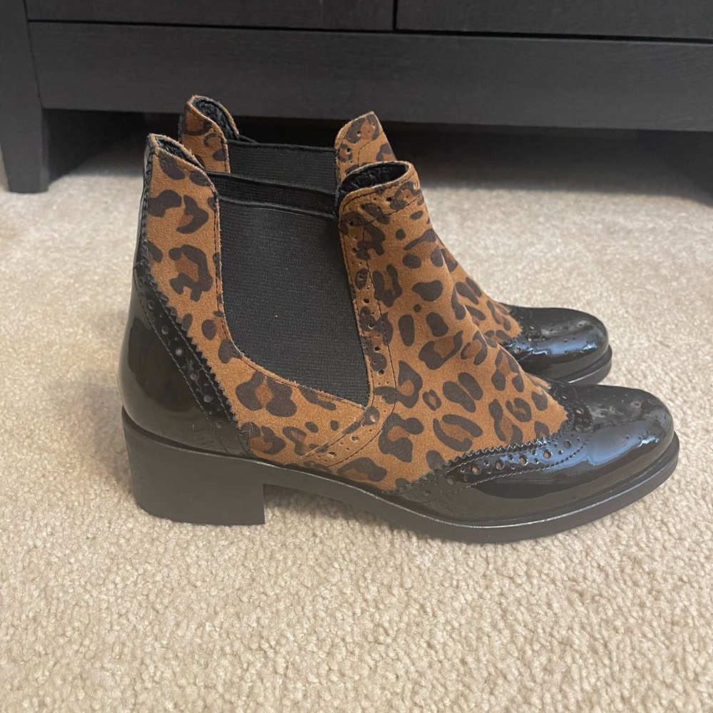 EUC Girotti Italian handmade leather baroque ankle Chelsea boots leopard print